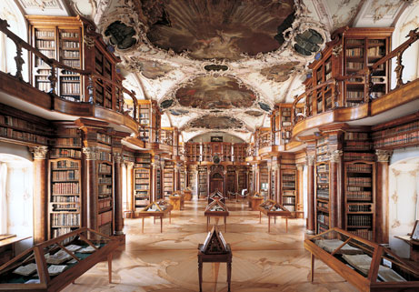 Durch die eindrckliche Stiftsbibliothek des Klosters St. Gallen fhrt uns die Kunsthistorikerin Maria Hufensu