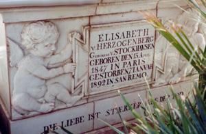 Der Sockel des Grabmahls von Elisabeth von Herzogenberg auf dem Friedhof von San Remo