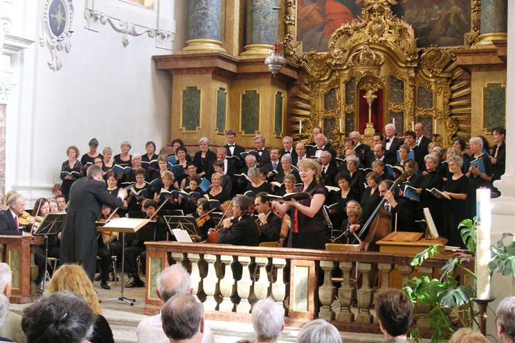 Der Kammerchor Solothurn unter seinem Dirigenten Konstantin Keiser bei einer Auffhrung in der Kathedrale St. Urs und Viktor in Solothurn