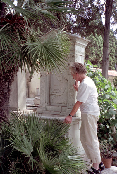 Frau Ingeborg Merker auf Spurensuche auf dem Friedhof von San Remo