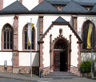 Der Seiteneingang der Katholischen Kirche Flamersheim
