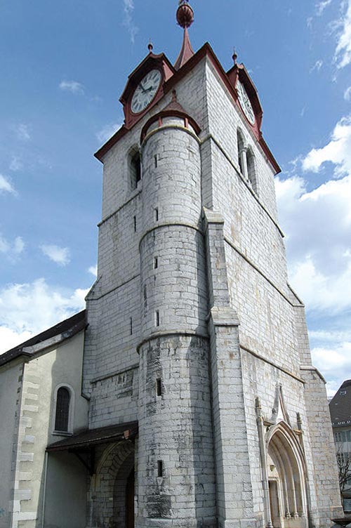 Der majesttische gotische Kirchturm des Temple du Locle aus dem 16. Jh.